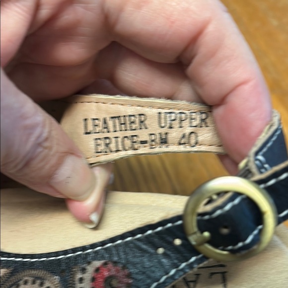 L'ATISTE Red and Black Sandals with Adjustable Straps - Picture 3 of 5